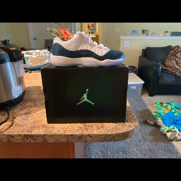 Air Jordan 11 Retro Low LE GS - Picture 3 of 3